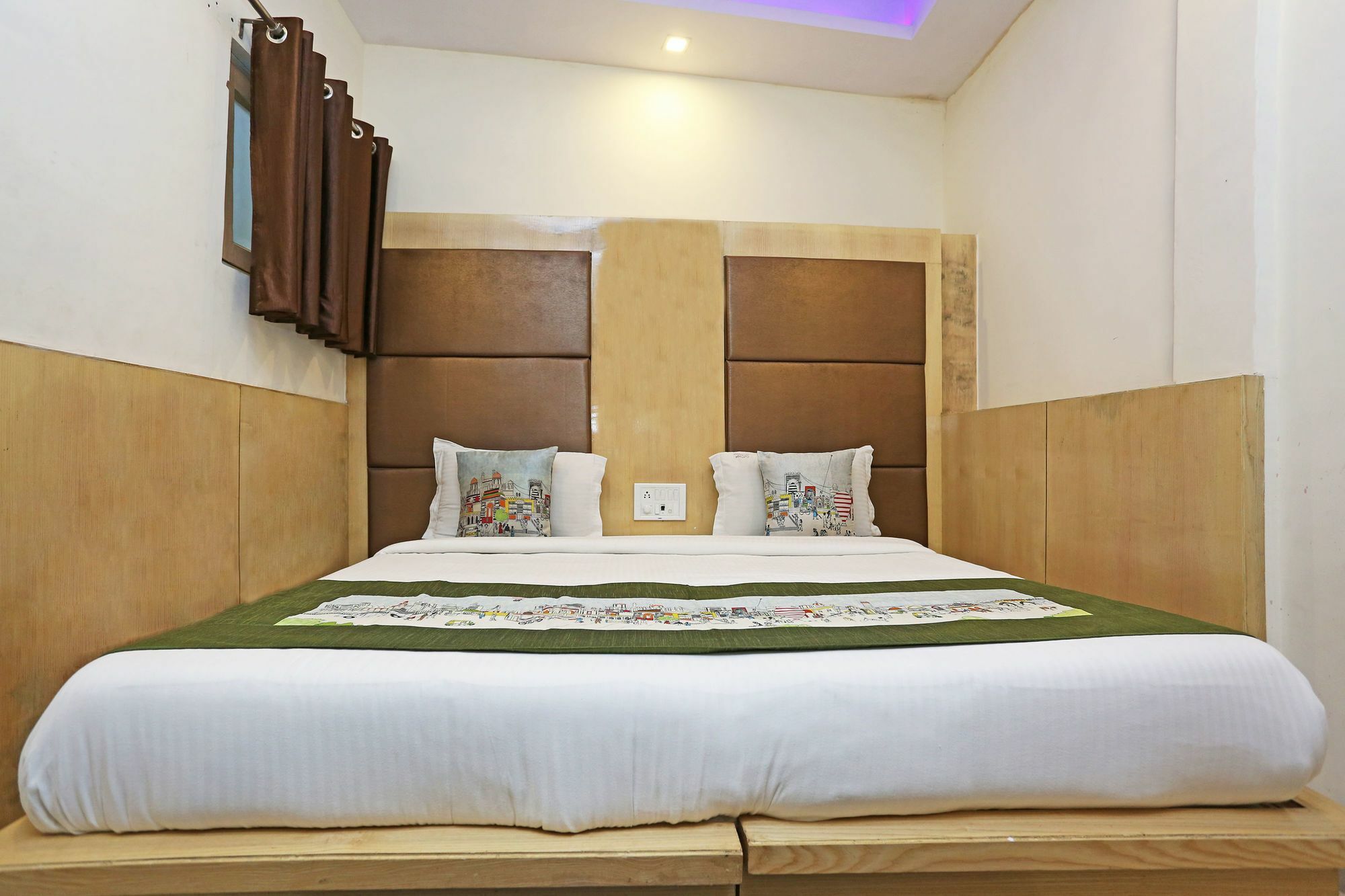 Oyo 9233 Lord Krishna Hotel